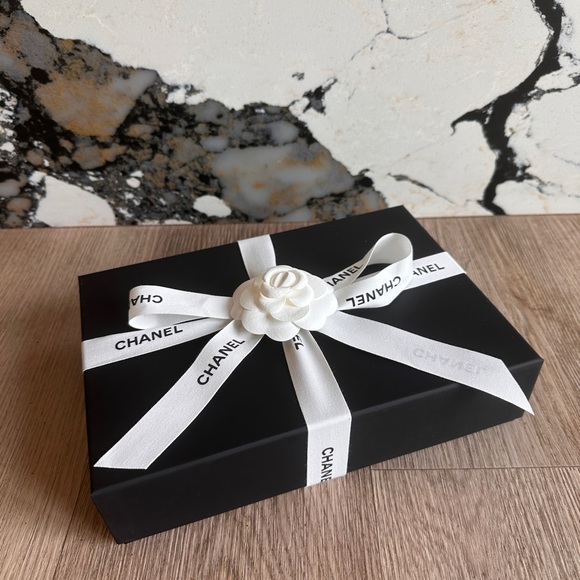 FULL SET - CHANEL 2WAY WOC Pearly White Grained Calfskin & Gold HW (24S) - Picture 5 of 13